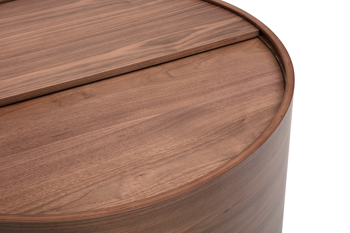 Table basse ronde en bois fonc� noyer, vue de dessus zoom�e, avec plateau partiellement ouvert.