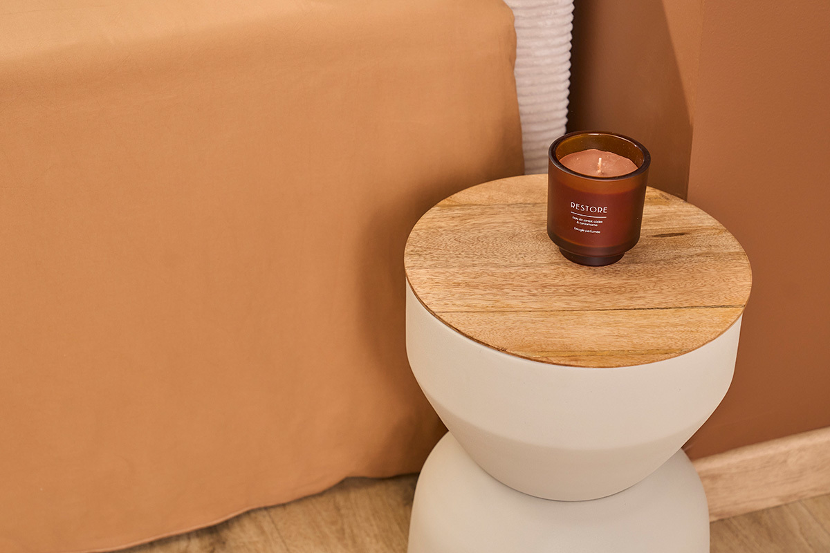 Table d'appoint ronde en m�tal gr�ge et plateau bois avec bougie, vue de dessus.