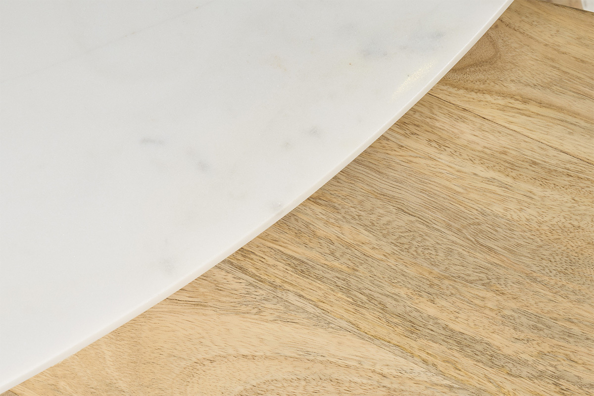 D�tail du plateau en marbre blanc et de la surface en bois de manguier d'une table basse EVY.