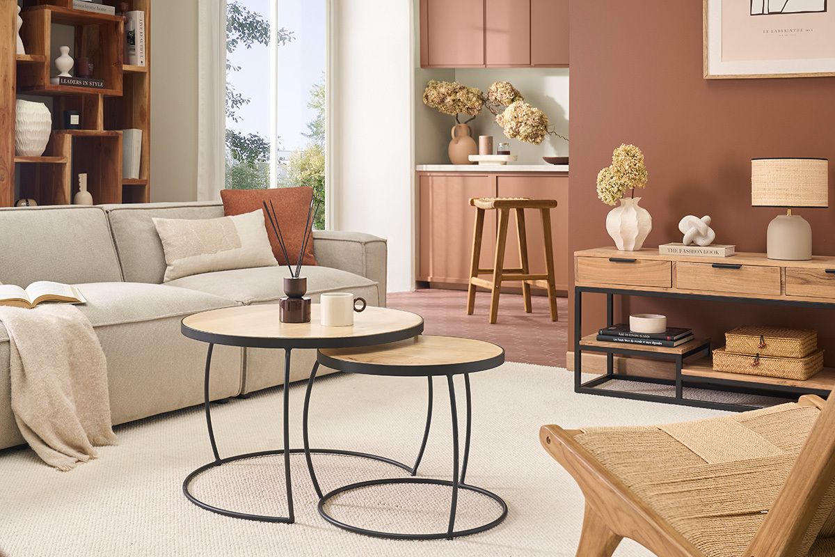 Tables basses gigognes en bois de manguier et m�tal dans un salon moderne.