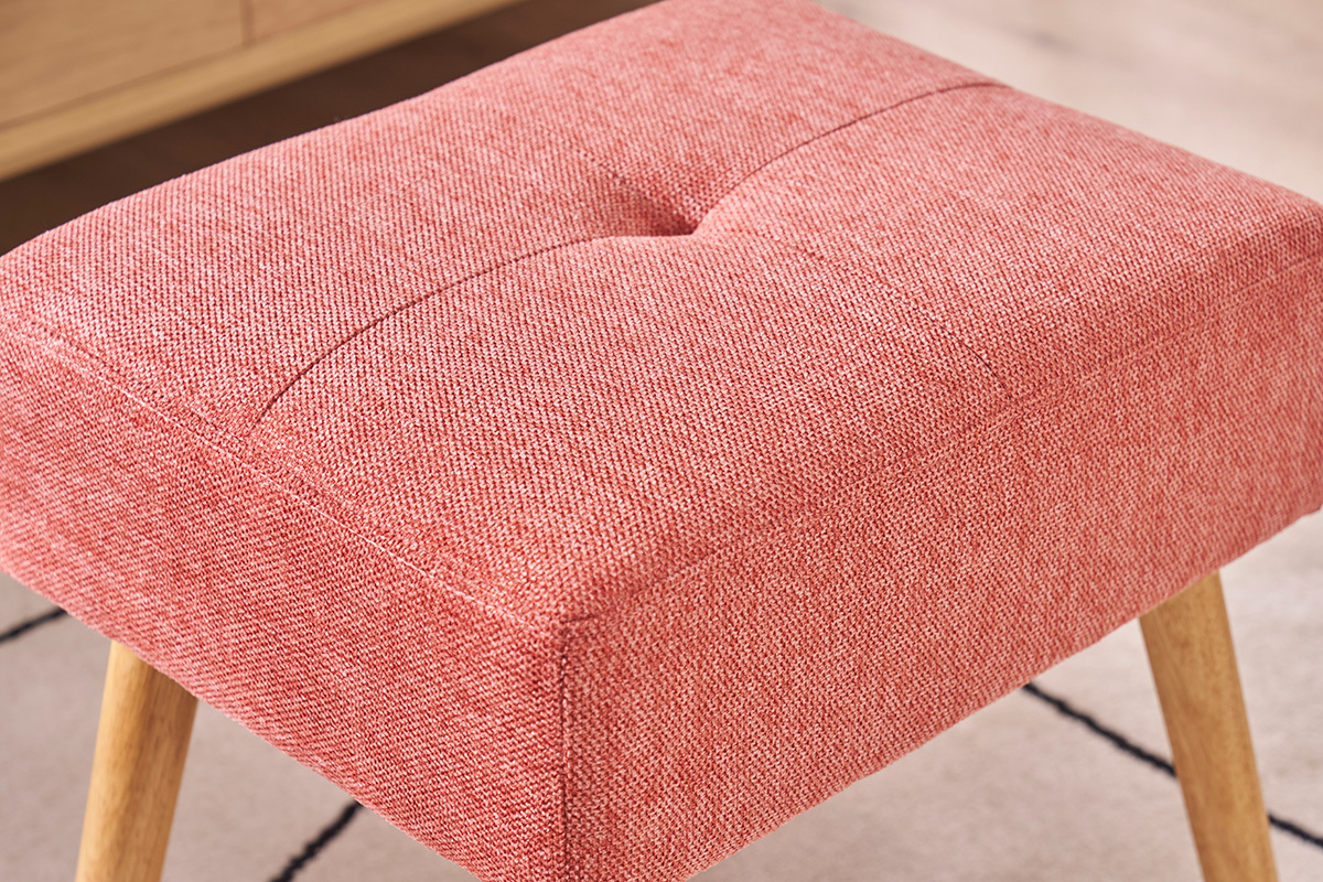 Tabouret en tissu effet velours terracotta avec pieds en bois clair.