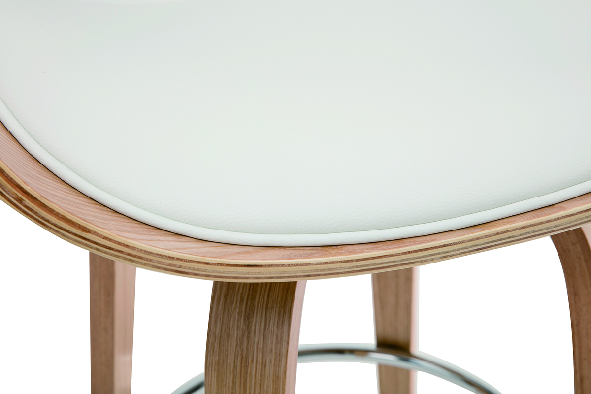 D�tail du tabouret BENT, assise blanche et pieds en bois.