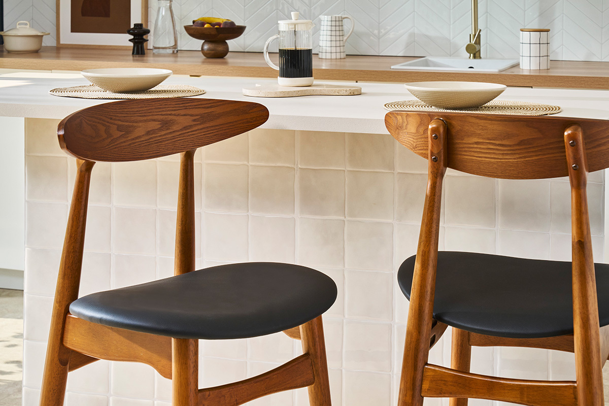 Tabouret de bar vintage noyer et PU noir 65 cm (lot de 2) WALFORD