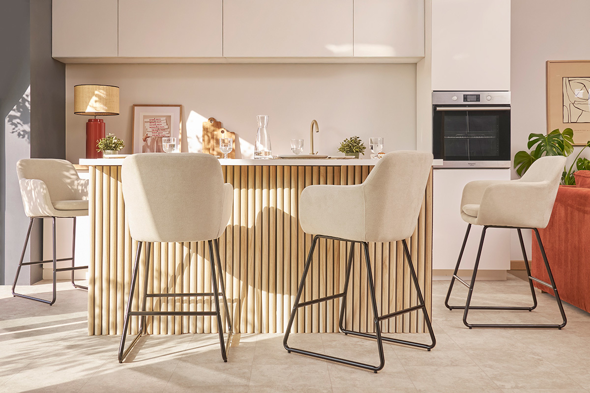 Tabourets de bar en tissu effet velours beige H65 cm (lot de 2) AMIKA