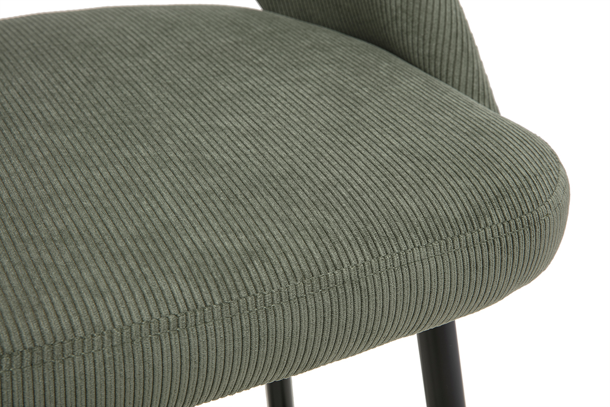 Tabouret de bar en velours c�tel� vert kaki, vue de pr�s, assise et pieds noirs visibles.