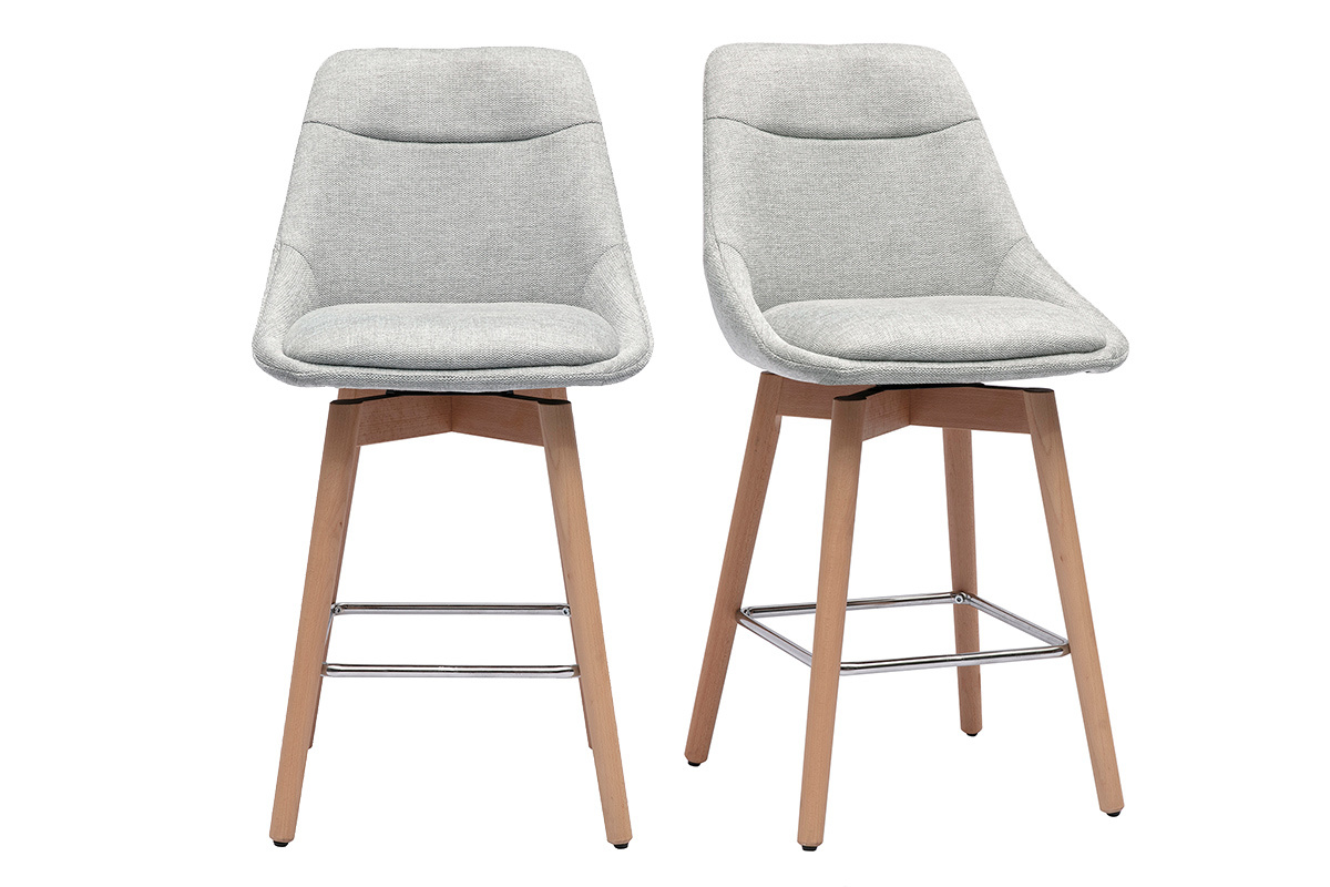 Deux tabourets de bar scandinaves en tissu gris et bois clair, vue de face.