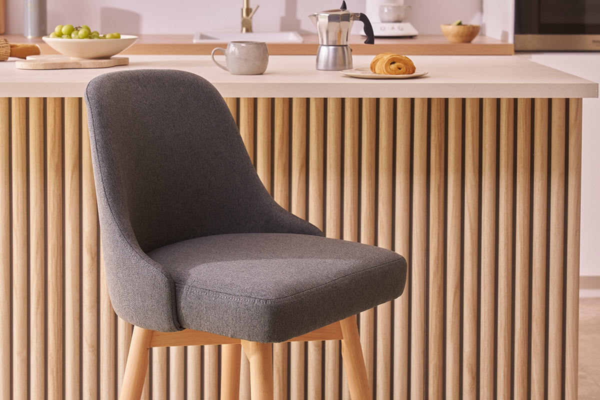 Tabourets de bar scandinaves pivotants 360� en tissu gris fonc� et bois h�tre massif H65 cm (lot de 2) HASTA