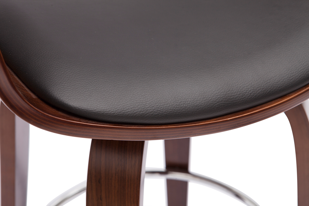 D�tail d'un tabouret de bar avec assise noire en polyur�thane et structure en bois teint� noyer, repose-pied chrom�.