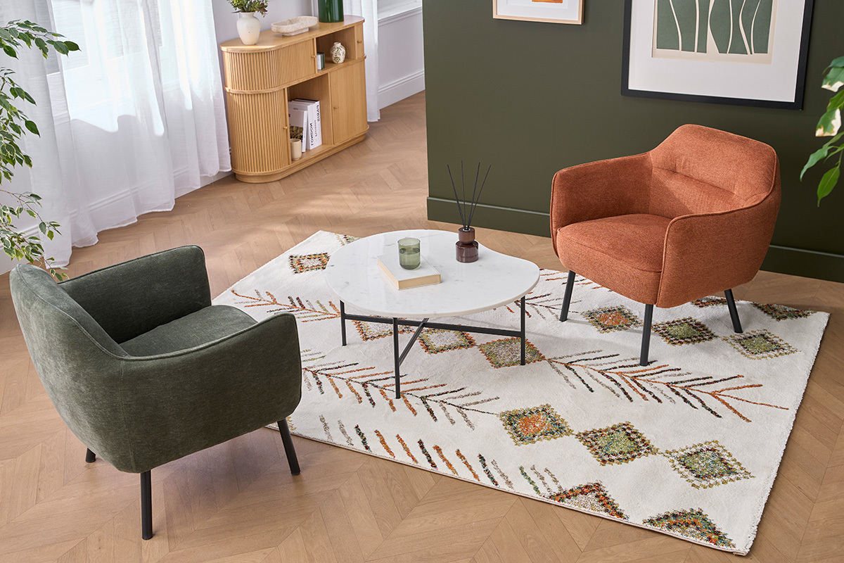 Salon avec tapis berb�re SPELL multicolore, table basse et fauteuils, vue de dessus.